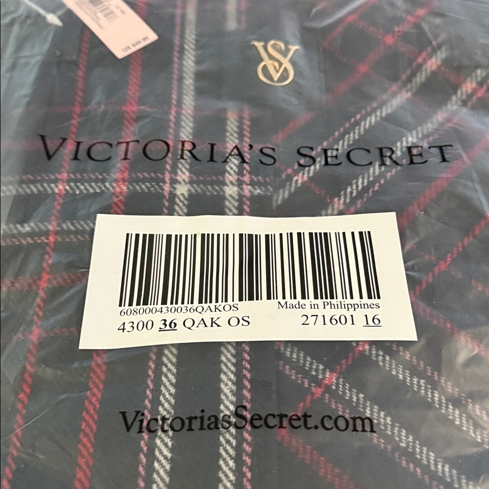Victoria’s Secret Black & Red Plaid Tote Bag 13.75" x 22.83" x 7.375" Zip Top - Picture 7 of 12